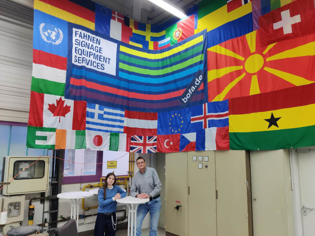 Praktikantin Liya mit Stefan Montermann - BOFA Abteilungsleiter für Grafik & Druck 2 Praktikantin Liya mit Stefan Montermann - BOFA Abteilungsleiter für Grafik & Druck 2