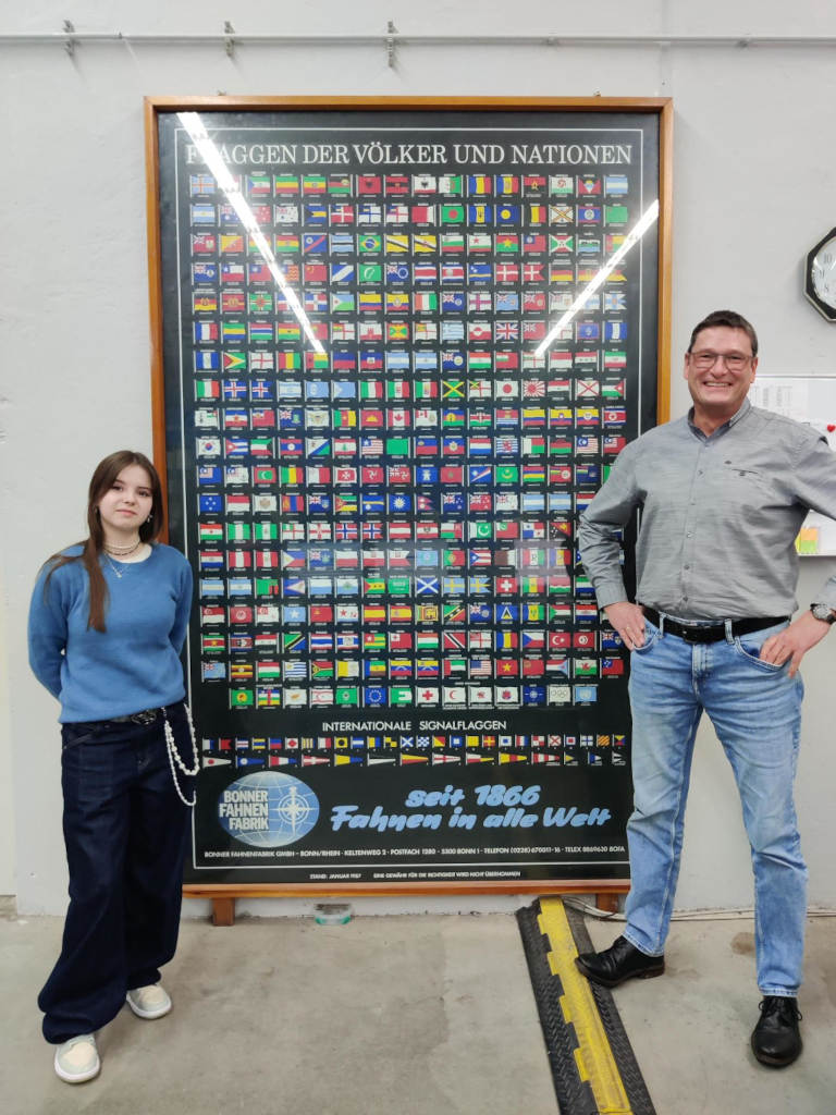 Praktikantin Liya mit Stefan Montermann - BOFA Abteilungsleiter für Grafik & Druck Praktikantin Liya mit Stefan Montermann - BOFA Abteilungsleiter für Grafik & Druck