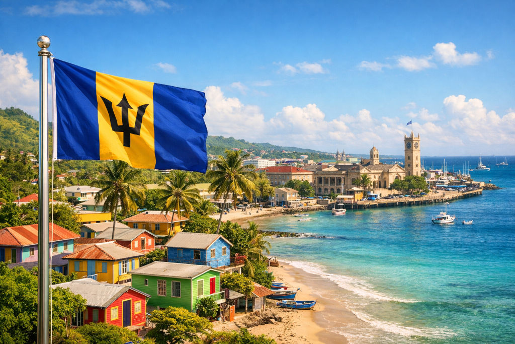 Nationalflagge von Barbados mit blau‑gelben Streifen und schwarzem Dreizack, links am Fahnenmast wehend, vor der Küstenstadt Bridgetown mit bunten Häusern, Palmen, Hafen, historischen Gebäuden und türkisfarbenem Meer unter blauem Himmel im 16:9‑Format