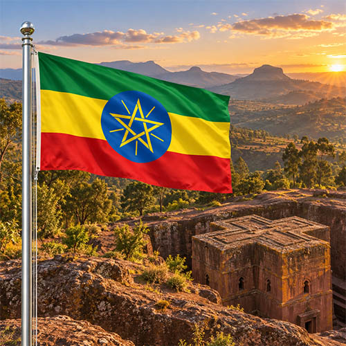 Äthiopische Nationalflagge mit grünem, gelbem und rotem Streifen sowie blauem Kreis und Stern vor den berühmten Felsenkirchen von Lalibela in der äthiopischen Hochlandlandschaft bei warmem Abendlicht.