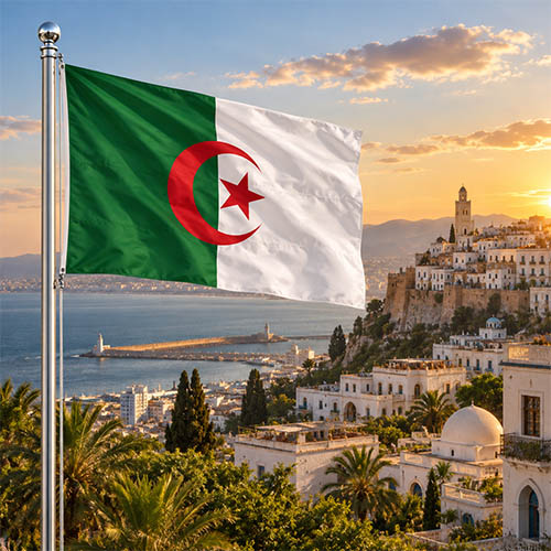 Algerien Flagge - Bedeutung, Farben, Symbolik & Herkunft Flagge Algeriens mit rotem Halbmond und Stern vor der Mittelmeerküste und der Skyline von Algier in warmer Abendstimmung.