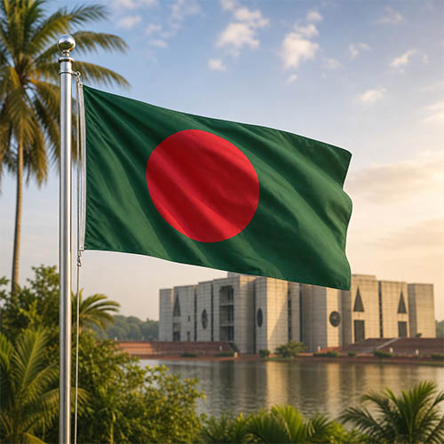 Flagge von Bangladesch vor dem Nationalparlament Jatiya Sangsad Bhaban in Dhaka, umgeben von Wasserflächen und tropischer Vegetation bei warmer Morgenstimmung.