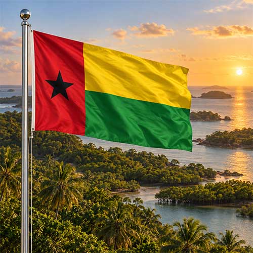 Guinea-Bissau Flagge - Bedeutung, Farben & Geschichte Flagge von Guinea-Bissau am silbernen Fahnenmast vor dem Bijagós-Archipel mit tropischen Mangroven, Palmen und der Atlantikküste bei warmem Licht der goldenen Stunde.
