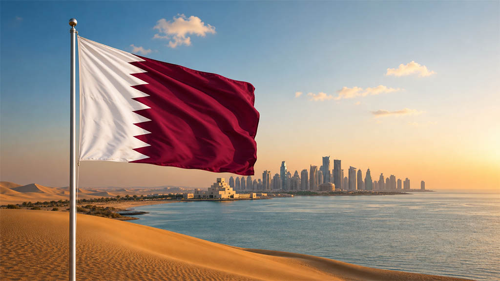 Flagge Katars vor den Sanddünen der katarischen Wüste, der Skyline von Doha mit dem Museum of Islamic Art und der Inland Sea Khor Al Adaid in warmer Abendstimmung.