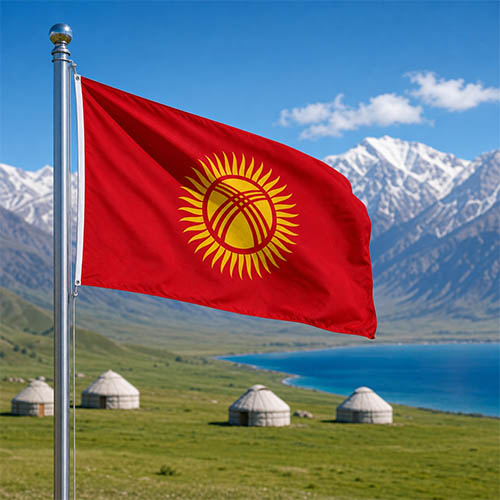 Kirgisistan Flagge - Bedeutung, Farben, Symbolik & Herkunft Flagge Kirgisistans vor dem schneebedeckten Tian Shan, traditionellen Jurten und dem Yssykköl bei klarem Morgenlicht.