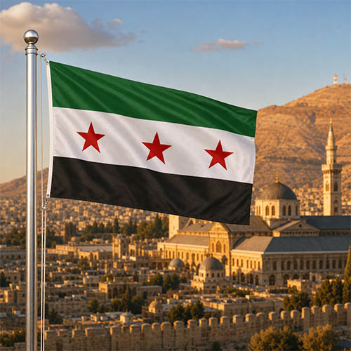 Syrien Flagge - Bedeutung, Farben, Symbolik & Herkunft Flagge Syriens vor der Umayyaden-Moschee in Damaskus, der historischen Altstadt und dem Qasioun-Berg in warmer Abendstimmung.