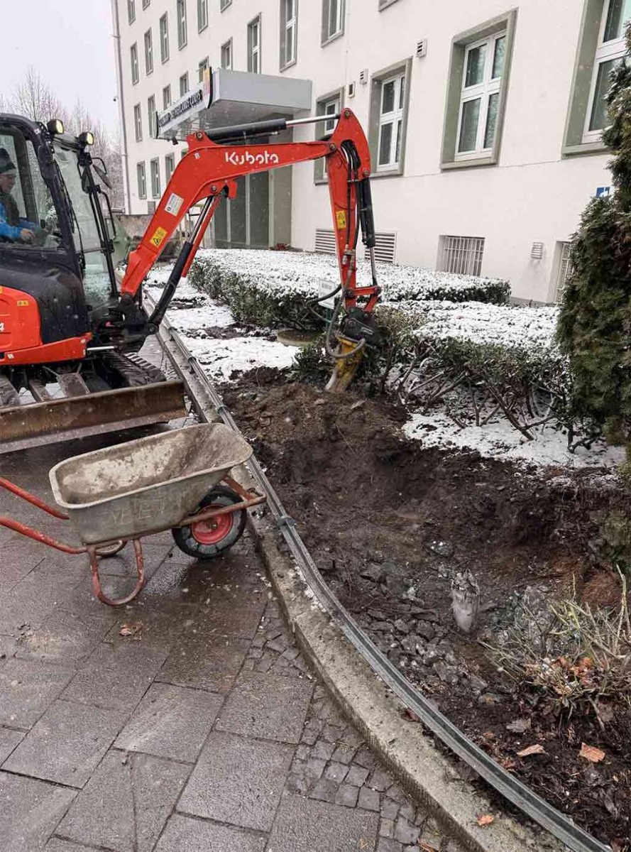 Sonderkonstruktion Fahnenmasten Montage inkl. Fundament und Beleuchtung 1