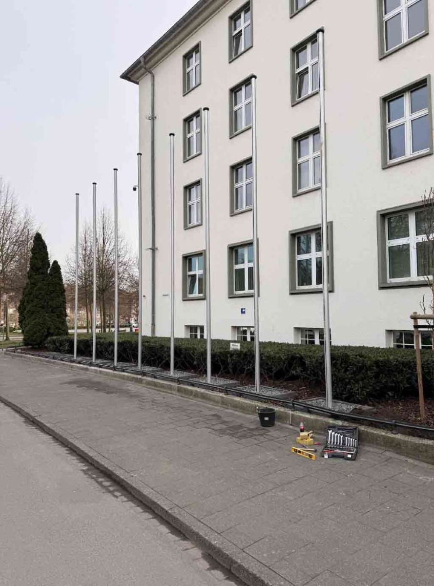 Sonderkonstruktion Fahnenmasten Montage inkl. Fundament und Beleuchtung 7