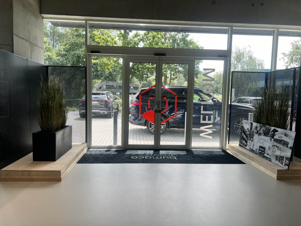 Sonderkonstruktion und Verkleidung im Innenraum 8