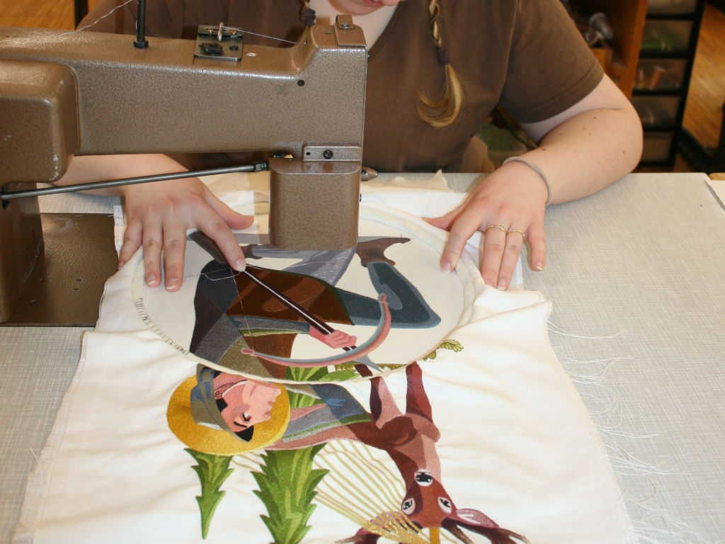 Handstickerei des heiligen Hubertus an der Stickmaschine, Nahaufnahme der Hände