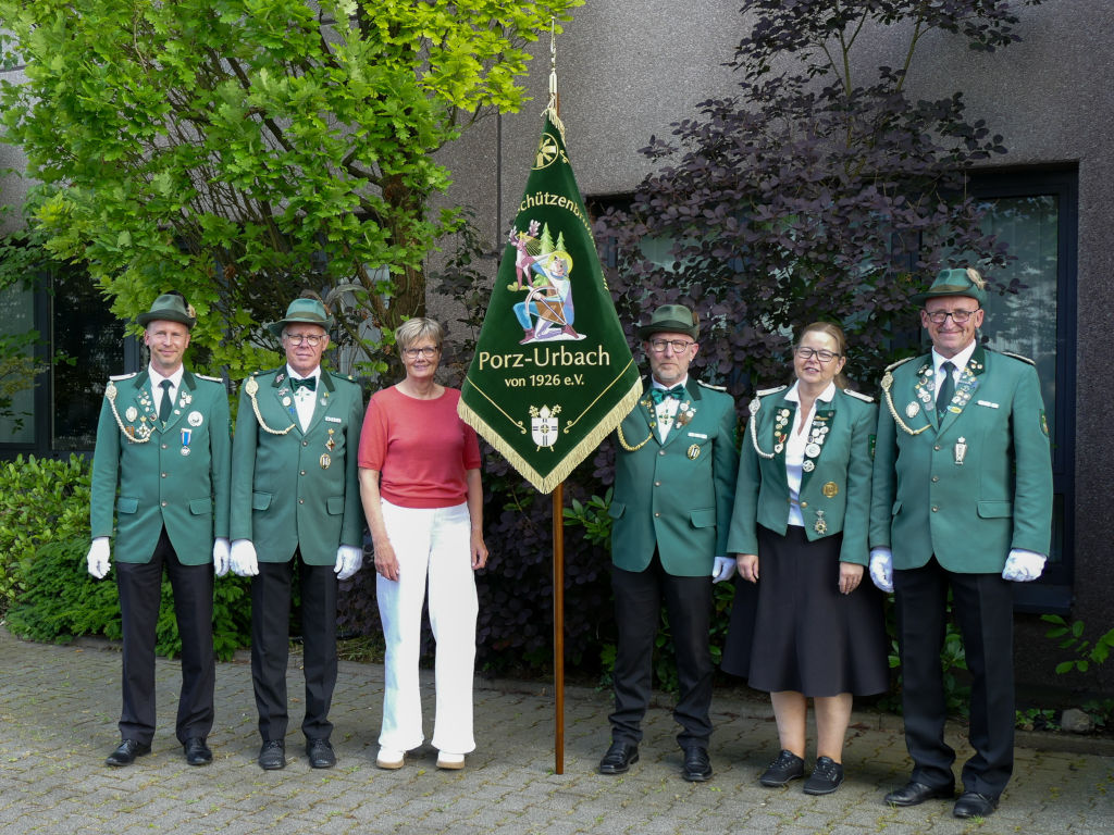 Vorstand der St. Hubertus Schützenbruderschaft Porz-Urbach mit Paula Vieth und der neuen Stickfahne