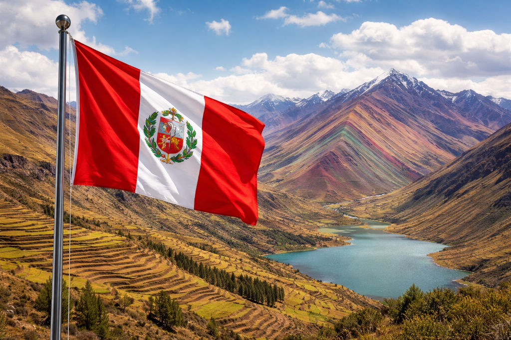 Peruanische Nationalflagge mit Staatswappen, links an einem Fahnenmast wehend; im Hintergrund weitläufige Andenlandschaft mit terrassierten Berghängen, bunten Gesteinsschichten, einem türkisfarbenen Bergsee im Tal sowie schneebedeckten Gipfeln unter leicht bewölktem Himmel im Format 16:9