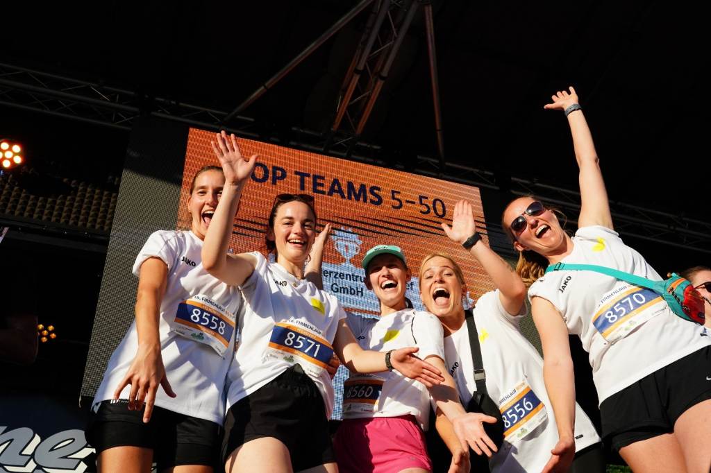 Siegerehrungsfoto beim Firmenlauf Bonn