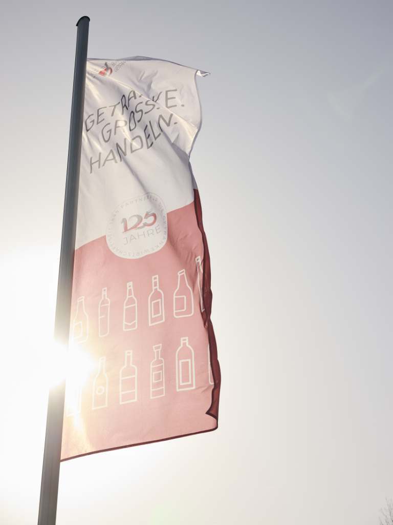 Gedruckte Fahnen im Sonnenlicht vom Bundesverband des Deutschen Getränkefachgroßhandels