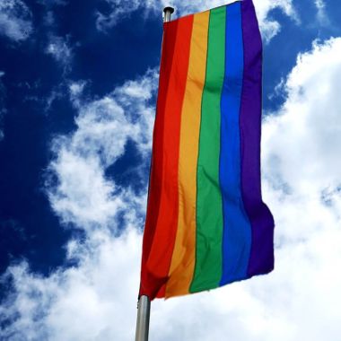 Hissfahne Regenbogen Hochformat 1