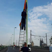 BOFA BEFLAGGT DEUTZER BRÜCKE UND ZOOBRÜCKE IN KÖLN ZUM CSD